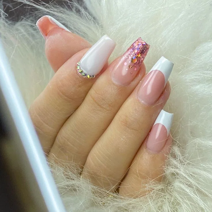 Pin de Rayxx_🤍 em unhas | Unhas postiças decoradas, Unhas, Acertou em cheio