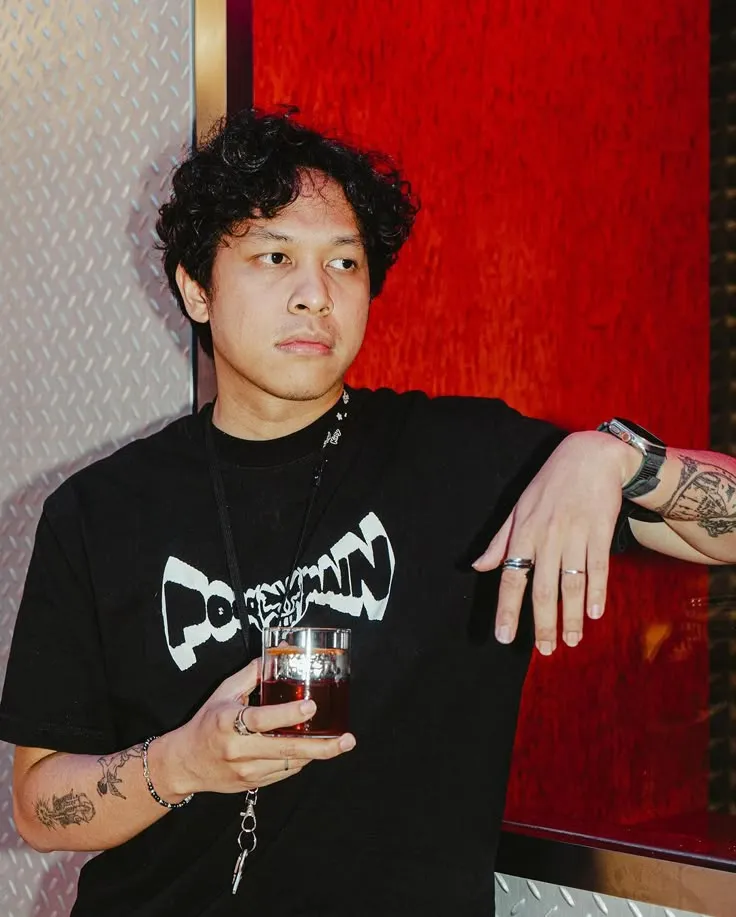 Hindia dan Lagu Evaluasi: Soundtrack Mental Health Anak Kota