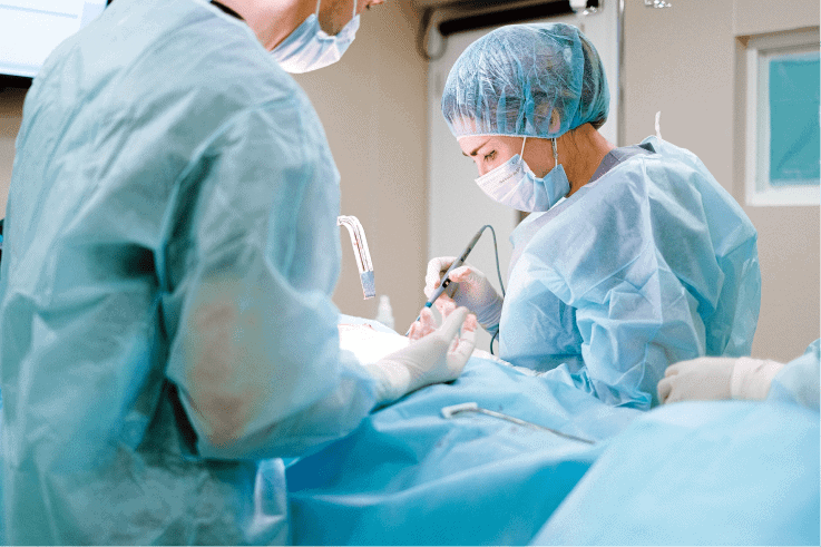 Equipo médico realizando una cirugía de cáncer de piel