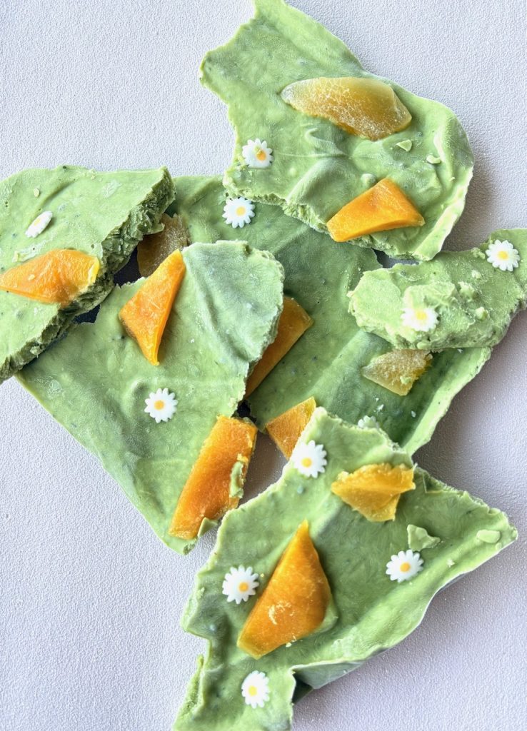 Matcha yoghurt bark met mango