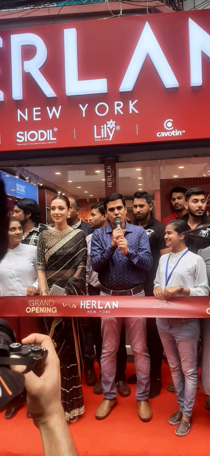 বনশ্রীতে ‘হারল্যান স্টোর’ উদ্বোধন, করলেন বিদ্যা সিনহা মিম