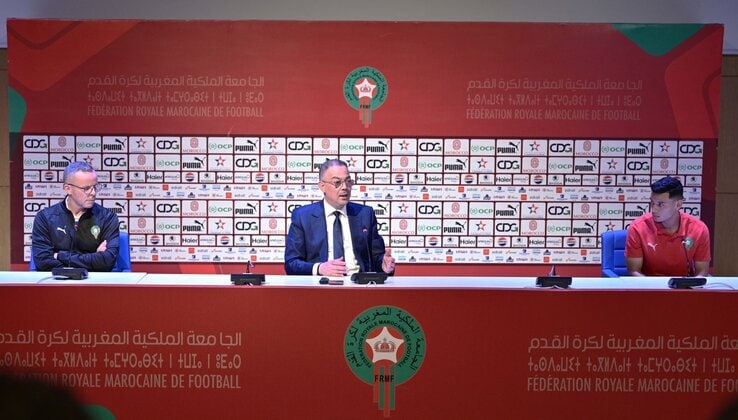 ouzi Lekjaa avec les joueurs du Maroc U20 après la CAN 2025.