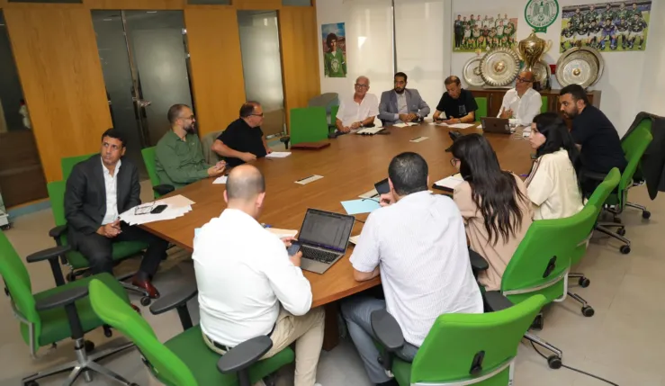 alt= adhérents du Raja protestent contre le WAC