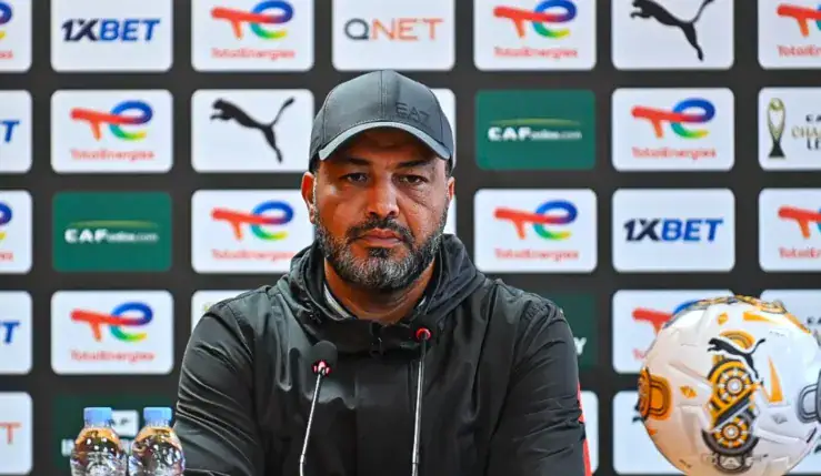 alt= Moine Chaabani, entraîneur de la RS Berkane, en conférence de presse.