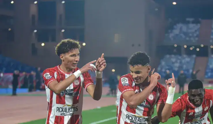 Alt= les joueurs du Kawkab de Marrakech célébrant leur victoire face au Hassania d'Agadir.