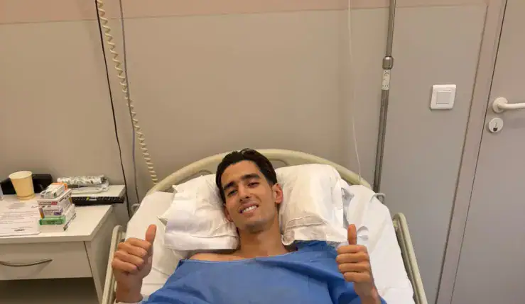 Alt= Nayed Aguerd sur le lit de l'hôpital après son opération.