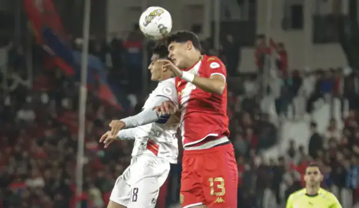 alt= duel aérien entre un joueur du WAC et un atre de l'OCS: