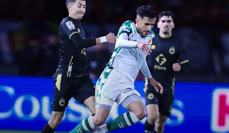 Alt= Mohamed Boulaksout à la lutte avec un défenseur de l'Olympic Safi.