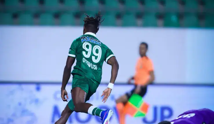 alt= l'attaquant du Raja ouvrant le score face au Hassania d'Agadir.