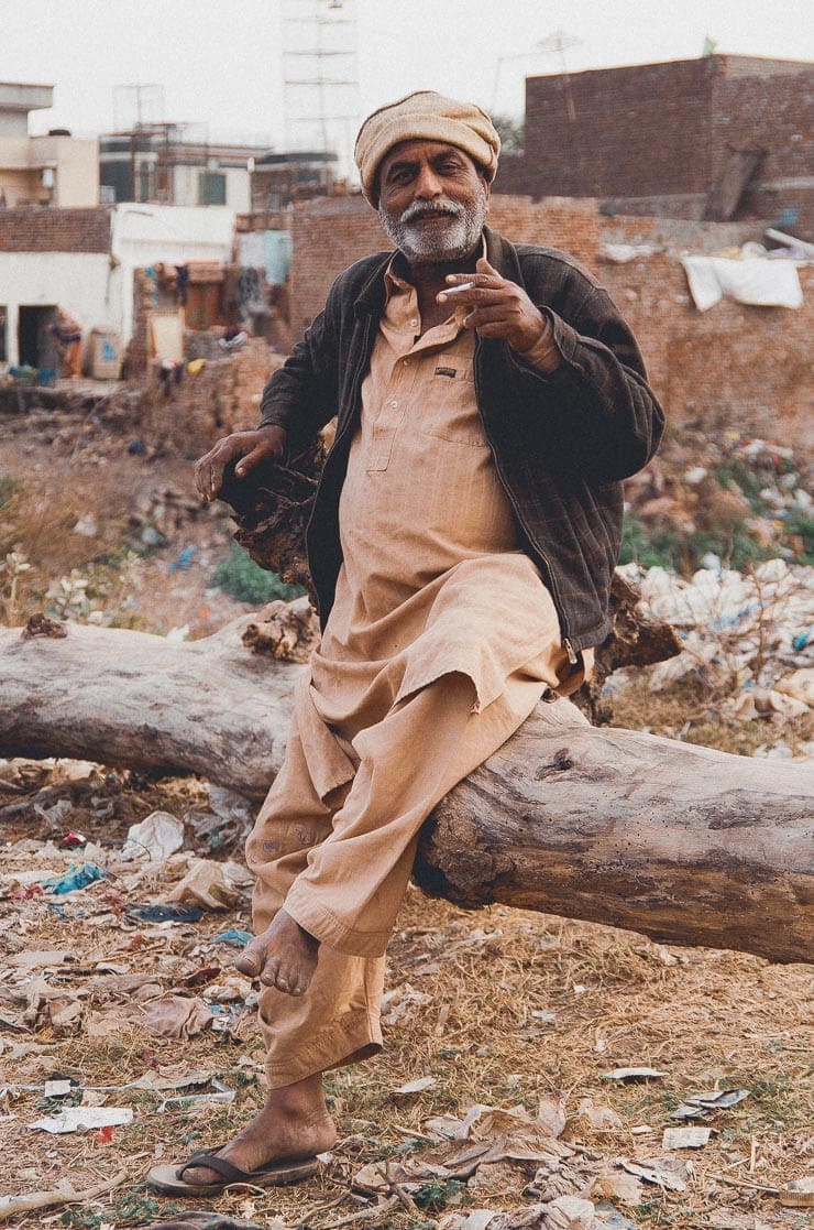I Pakistan Efter 24 År 31 3. Feb: denne herre spottede at jeg havde et kamera og ville fortælle mig sin livshistorie. Vi fik snakket i 10 minutters tid før jeg måtte videre.
