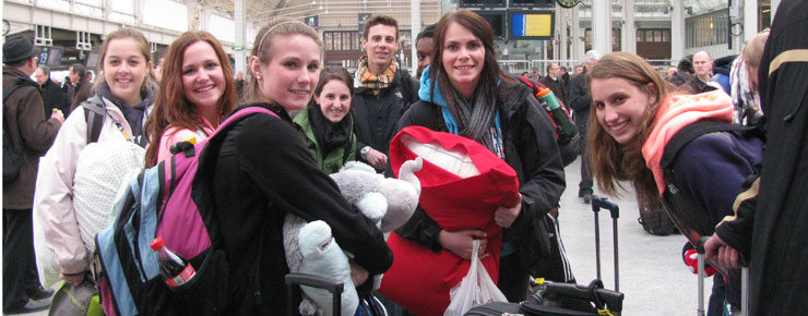 A group of students with their luggage