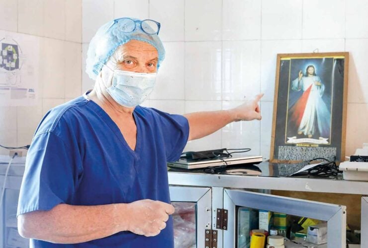 András Csókay, węgierski neurochirurg pokazuje na obraz Jezusa Miłosiernego