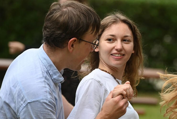 Dwie młode osoby tańczące na rekolekcjach RCS
