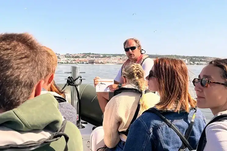 marine-biologists-explaining-marine-wildlife-behaviour Marine Biologists explaining marine wildlife behaviour