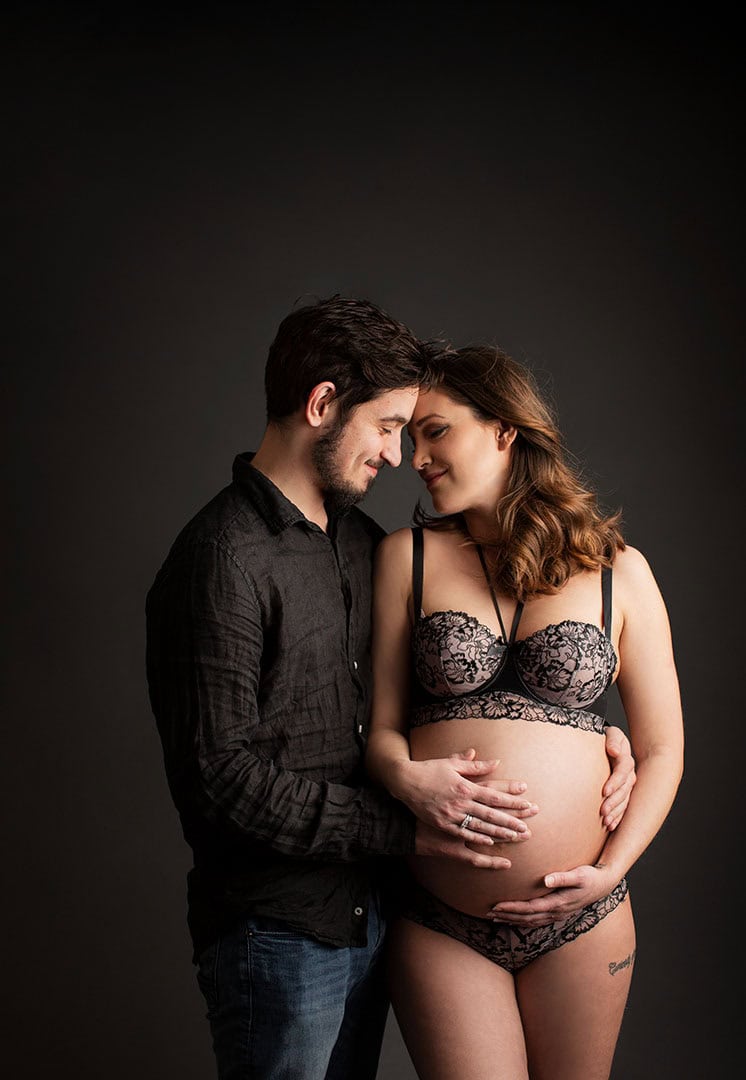 Norsk gravidfotografering, gravidfoto, gravidfoto resultat, gravidbilder, gravidfotografering trondheim, gravidfoto studio, gravidfoto ideer, nyfødtfotografi, gravidfotografering inspirasjon, profesjonell gravidfotograf, gravidfoto tips, følelsesladet gravidbildefotografering, | Elskende gravide foreldreveiledning, gravidfotografering med kjærlighet og forventning. Sjarmerende bilde av forventningsfulle par, perfekt for gravide fotoseanser og minner om morskapets vakre øyeblikk. |.