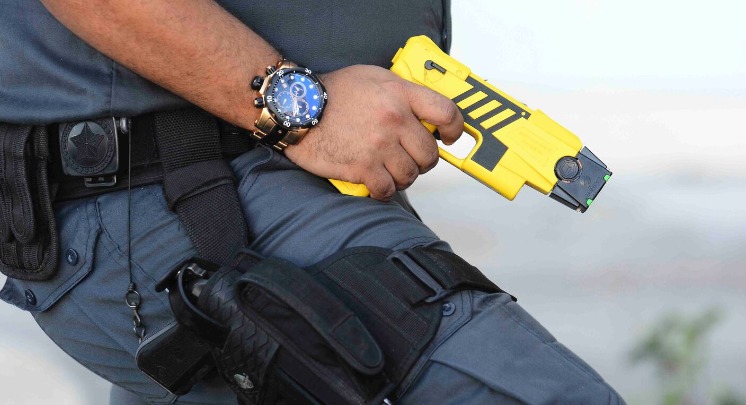 En este momento estás viendo Avanza el proyecto para autorizar el uso de pistolas Taser en la Provincia