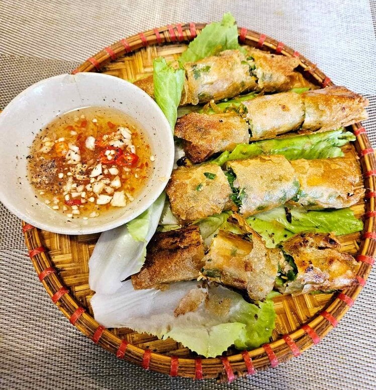 달랏 곡하탄에서 주문한 바삭한 스프링롤 – 땅콩 소스를 곁들여 현지식으로 즐기는 베트남 음식