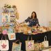 Daly del Castillo interviene a mano las Lazy Susan para convertirlas en piezas de arte funcional.