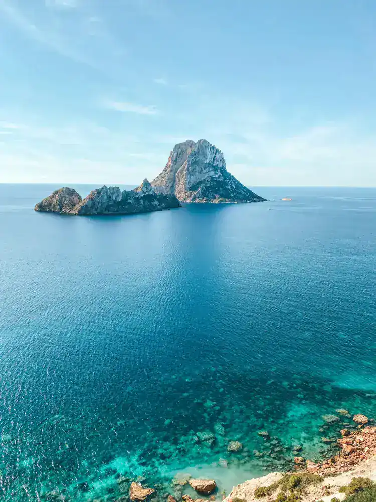 Es Vedrà frente a la costa de Ibiza
