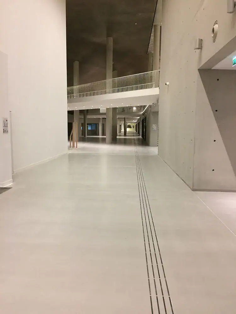Pavimento Ultratop System effetto naturale, vie di circolazione interne Seine Musicale