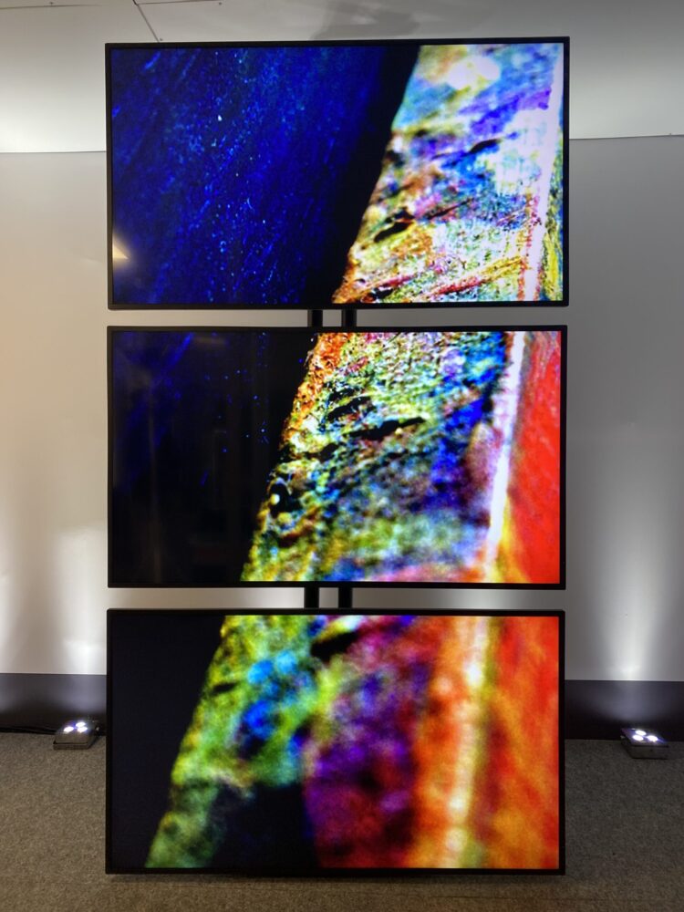 Tubee Displaystele mit drei Displays, freistehend mit Doppelrohrsystem für Messe, Ausstellung und Event - mieten bei SIMONS Production Company