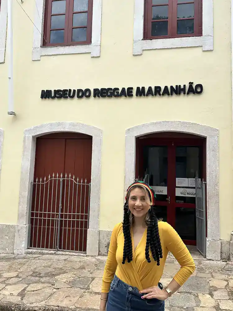 Andressa em frente ao Museu do Reggae Maranhão, em São Luís