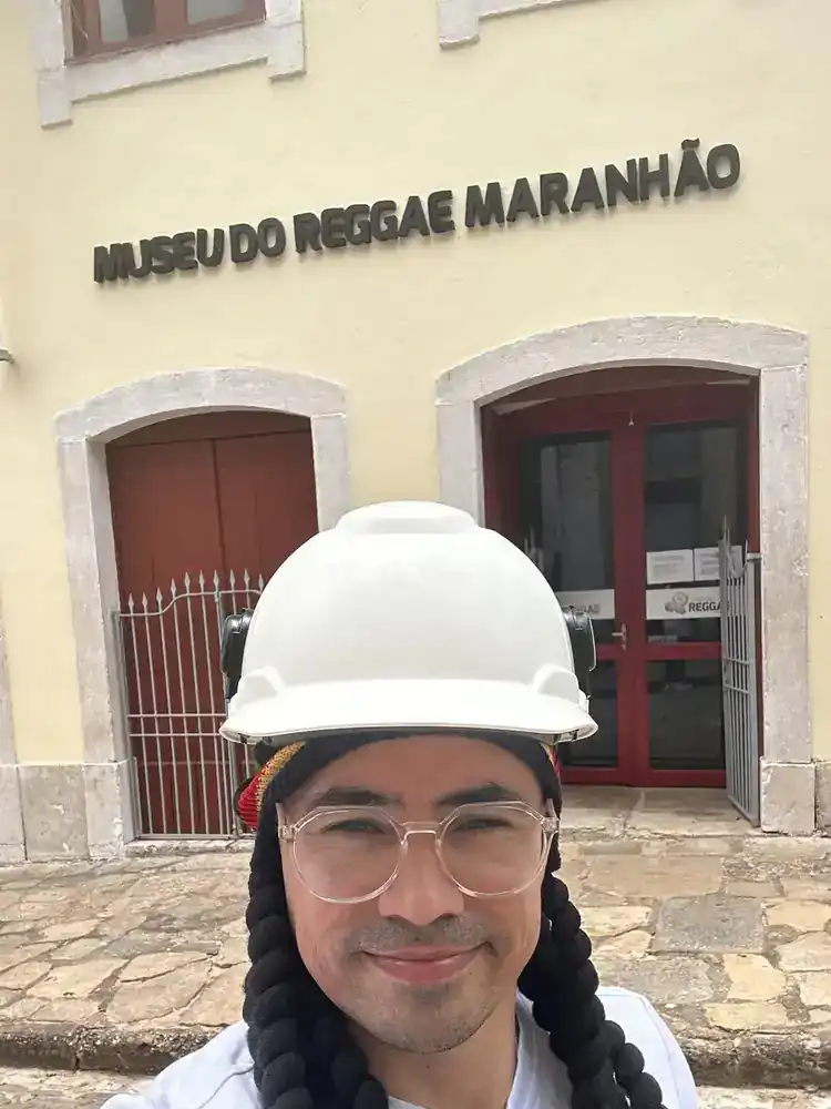 Madson na porta do Museu do Reggae Maranhão, em São Luís