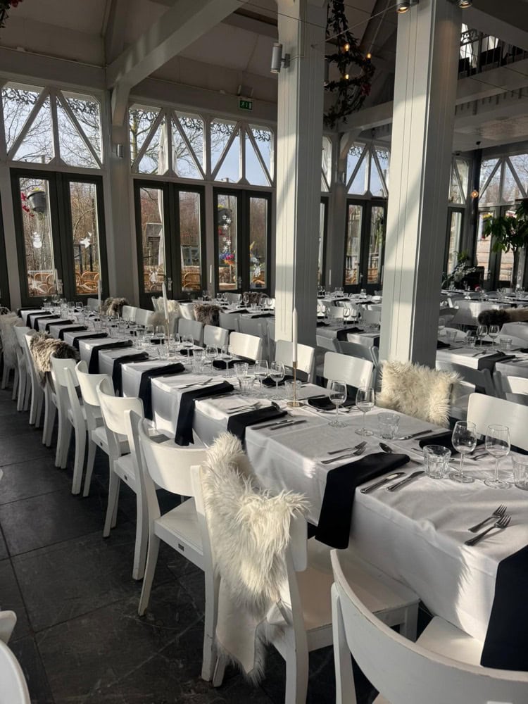 Lange tafels met schapenvacht