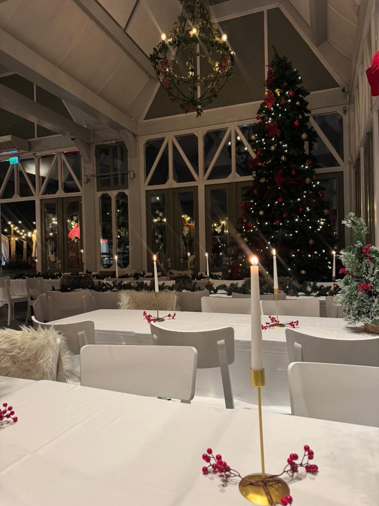 Kaarslicht op de kersttafel