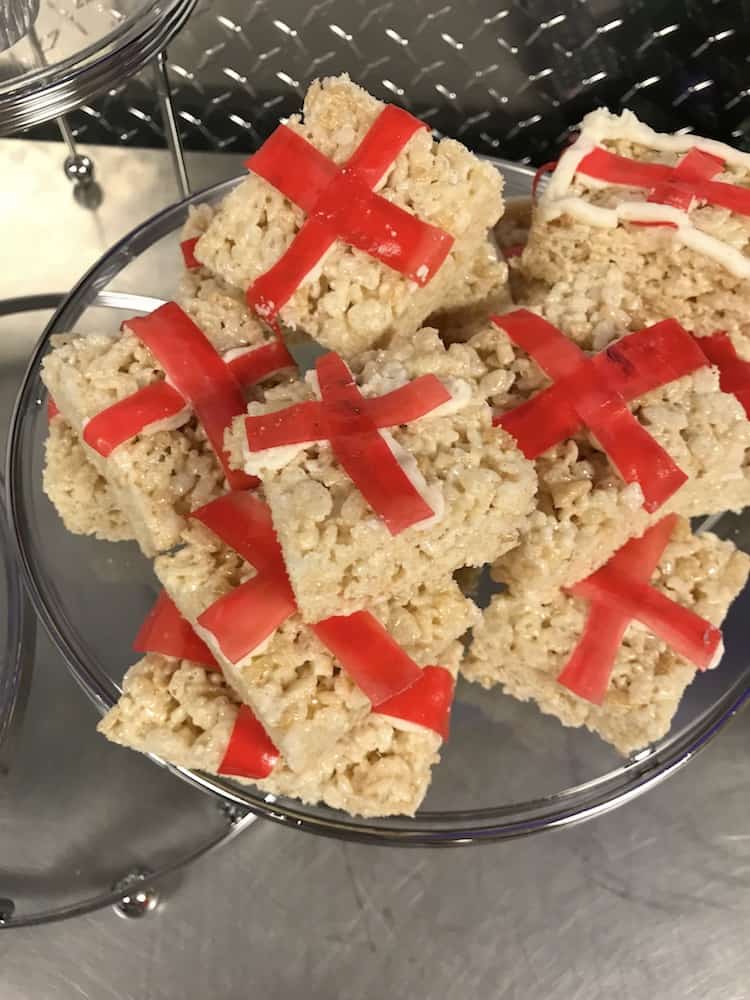 Looking for Fortnite Cake Ideas? These Fortnite Cupcakes are so easy to make!&nbsp;