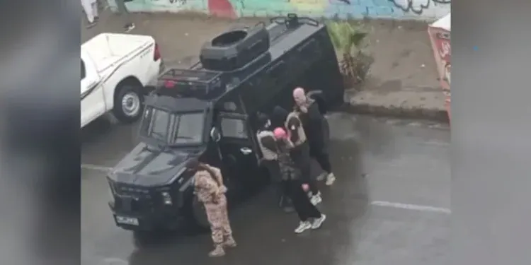 Haalvsh, a website reporting news from Sistan and Baluchistan, quoted its sources as saying that military forces have erected checkpoints along many roads and blocked access to several streets.