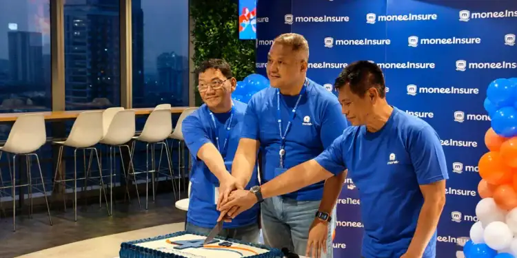 Pemotongan kue di acara internal ulang tahun Asuransi Umum MoneeInsure yang ke-4 (Foto: Afrianto/Istimewa)