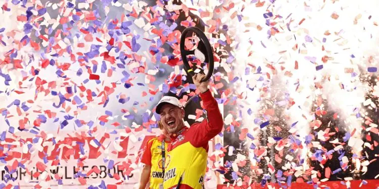 Joey Logano domina en el regreso a las carreras puntuables en North Wilkesboro