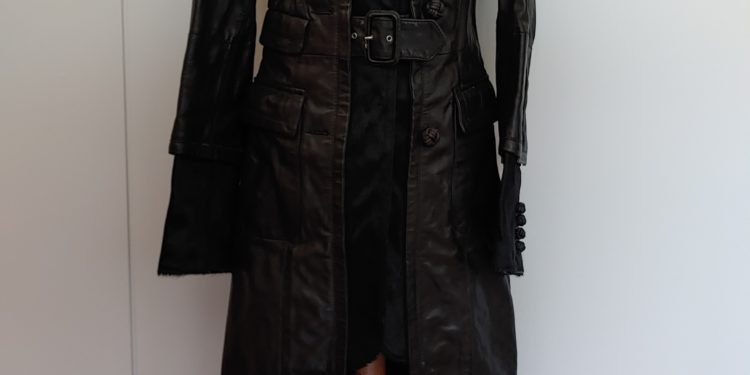 Abrigo de piel de potro en negro