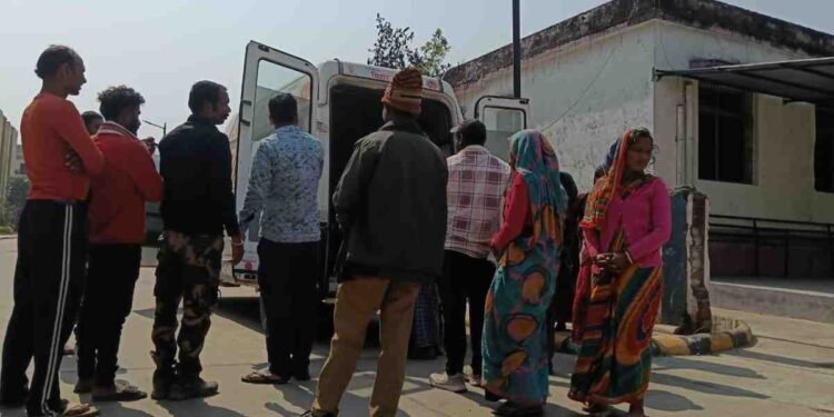 Horrific road accident in Purnia: Speeding truck hits Toto, three people including father and son killed