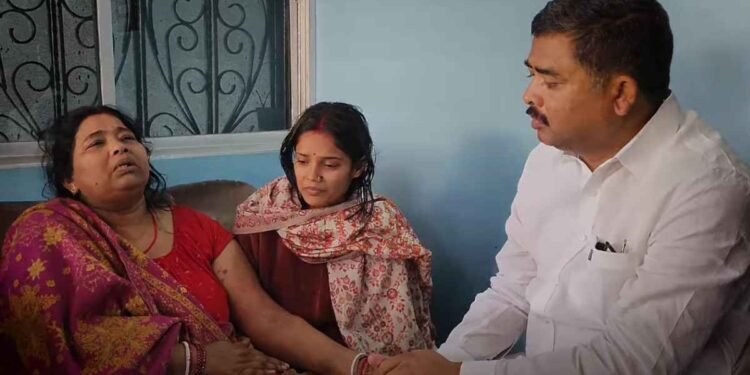 After the death of young JDU district president Raju Mandal, former MP Santosh Kushwaha took the responsibility of raising his daughter.