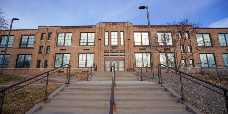 Soomaalida St. Louis Park Public Schools ayaa loo ogolaaday in caruurtooda kala baxaan casharada LGBTQ+, kadib markii ay ku hanjabeen in ay Maxkamada tagayaan.