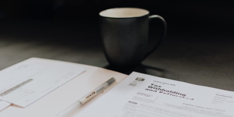 La déclaration automatique : pour quels foyers fiscaux ? La déclaration automatique des revenus vous est proposée en 2023 si votre foyer fiscal remplit les deux conditions suivantes : 1/votre déclaration préremplie comporte l'ensemble de vos revenus et de vos charges 2/ vous n'avez pas déclaré de changements de situation (adresse, création d'un compte de prélèvement à la source ou situation de famille) en 2022. Impérativement vérifier la déclaration automatique de l'impôt sur le revenu La déclaration automatique des revenus est préremplie des informations connues par l'administration fiscale. Mais si vous êtes éligible à la déclaration automatique, vous devrez impérativement vérifier que toutes les informations portées à votre connaissance par l'administration sont correctes.. our ce faire, rendez-vous dans votre espace « particulier » sur impots.gouv.fr. Dates limites de déclaration du 25 mai au 8 juin Les dates limites de déclaration pour les trois zones Vous résidez dans le département numéroté : La date limite de déclaration en ligne est fixée au : départements n°01 à 19 (zone 1) et non-résidents jeudi 25 mai 2023 à 23h59 départements n°20 à 54 (zone 2) jeudi 1er juin 2023 à 23h59 départements n°55 à 974/976 (zone 3) jeudi 8 juin 2023 à 23h59