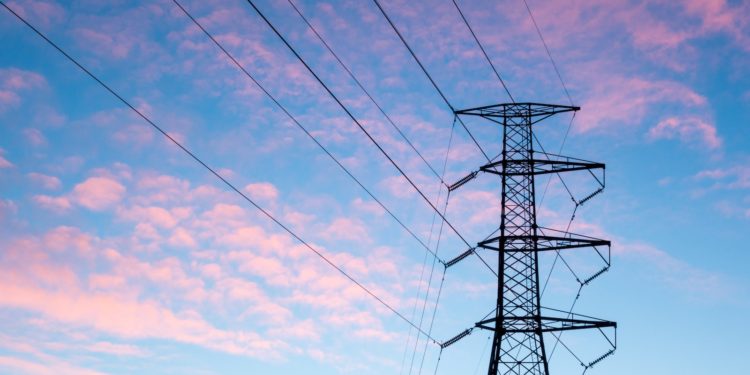 Un homme électrocuté par une ligne haute tension est mort, un second blessé