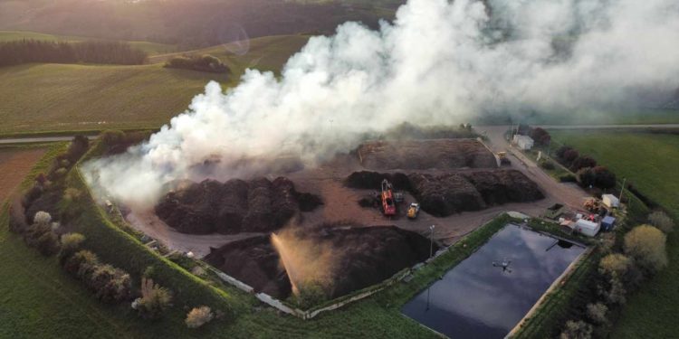 Un incendie dans une usine à compost dans le Gers provoque un nuage de fumée