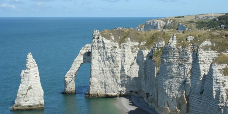 Insolite - des touristes renvoient leurs galets à Etretat