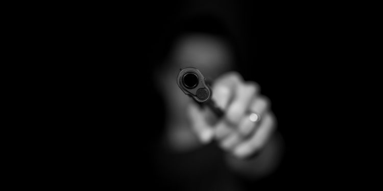 "des hommes armés sont rentrés dans le restaurant et ont tiré" un homme entre la vie et la mort