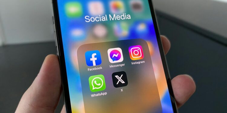 Les moins de 15 ans interdits de réseaux sociaux en France