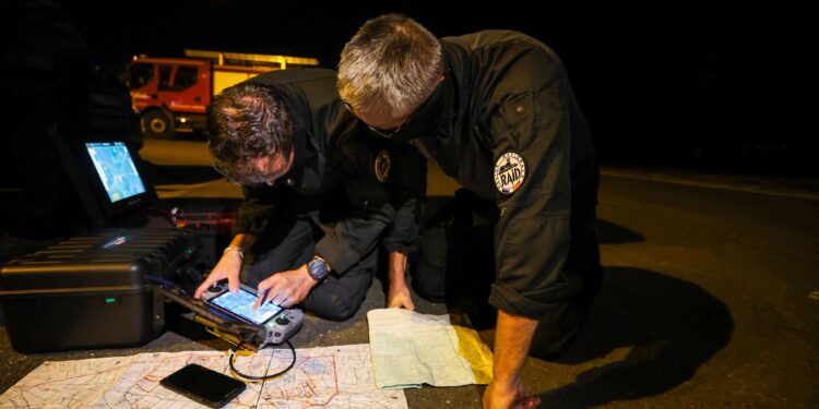 Incendies en Gironde - Vols, escroquerie, pillages, la police arrête 4 personnes, les policiers du RAID surveillent l'évolution des incendies de nuit à l'aide de drones. Crédit Photo Police Nationales