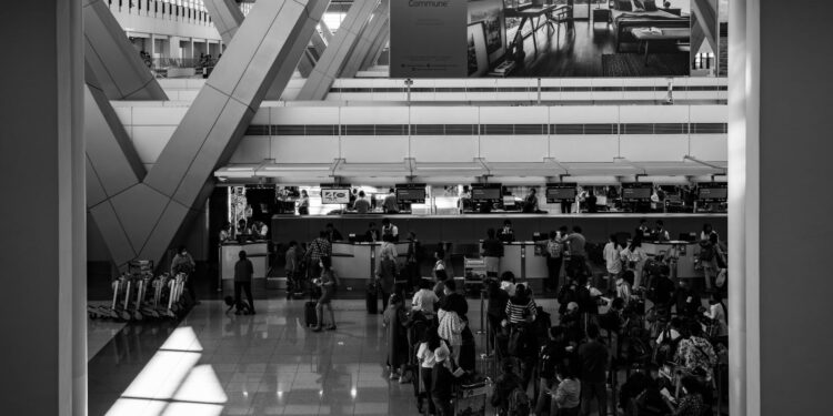 Bloquée à l'aéroport pour avoir été confondue avec sa soeur jumelle