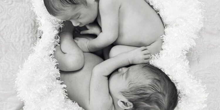 Elle donne naissance à des jumeaux de parents différents