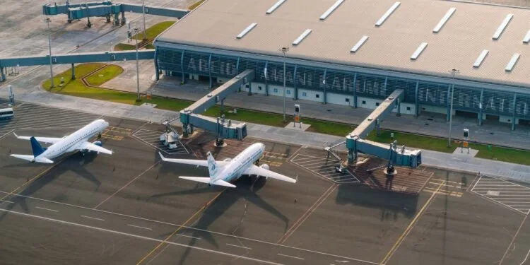 Un train d’atterrissage ne se ferme pas, un avion revient se poser à l’aéroport