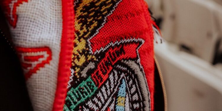 Voici l'un des plus grands collectionneurs d'écharpe de foot