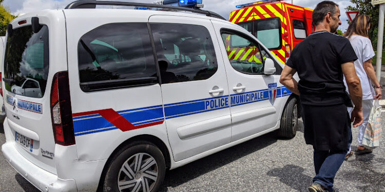 2 policiers municipaux poignardés