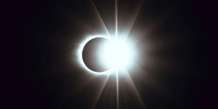 Eclipse solaire du 12 août : conseils pour éviter lésions ou accident
